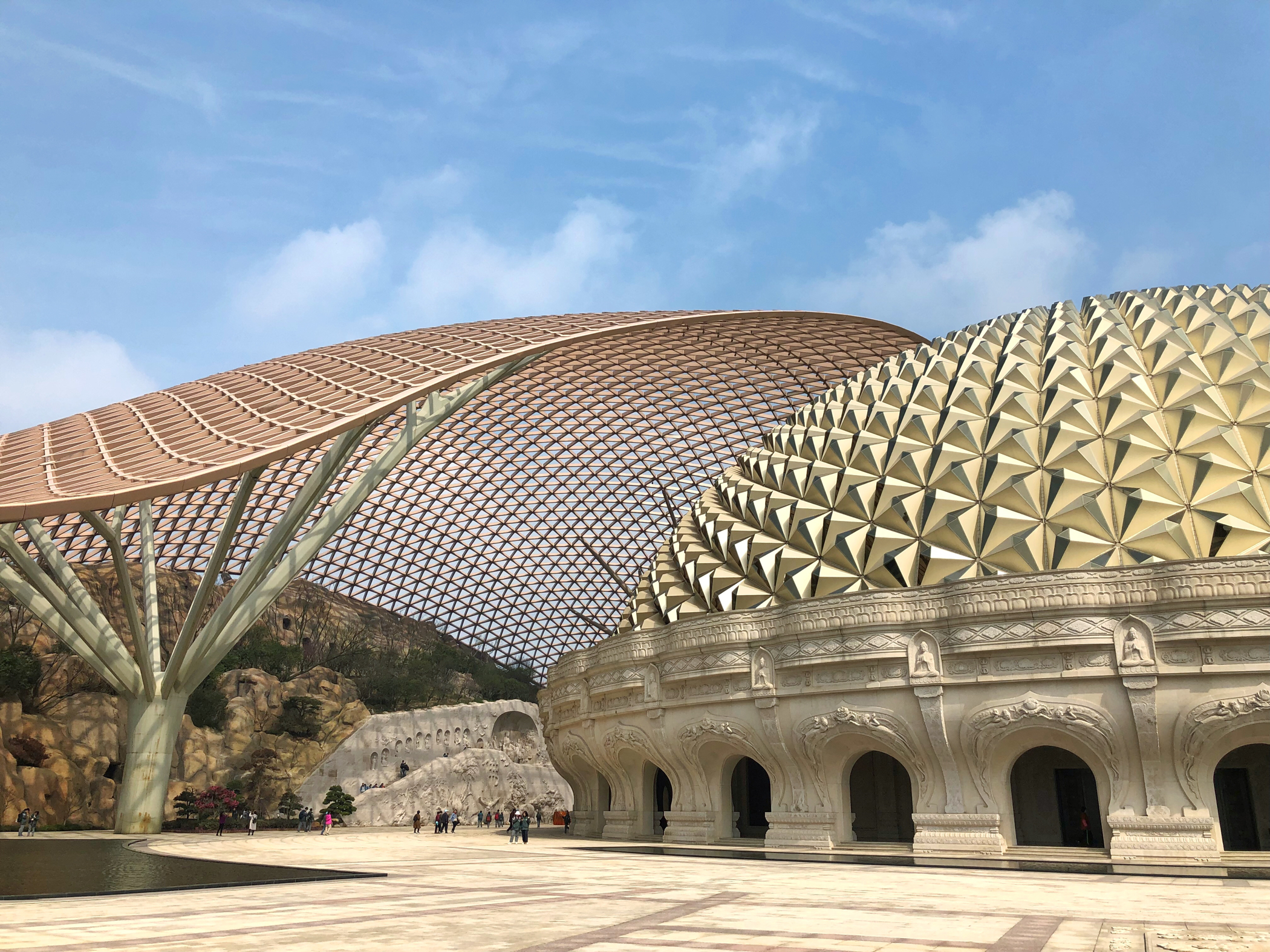 牛首山的佛顶宫还是很惊艳的金碧辉煌还是值得去看的每天还会有几场禅