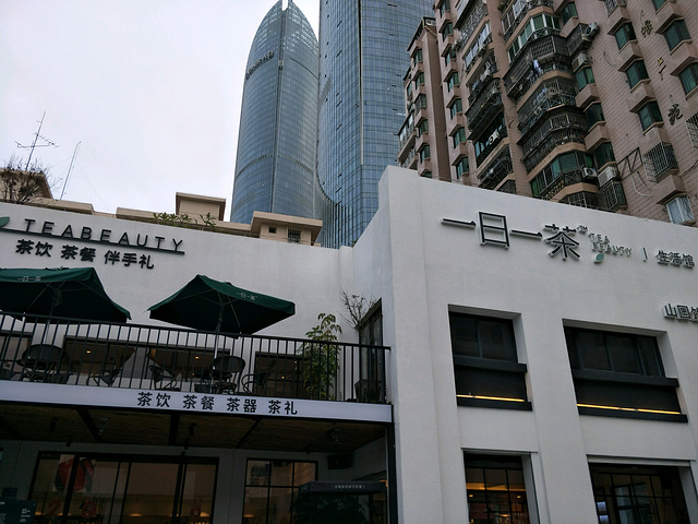 中华儿女美术馆位于厦门市思明区大学路,与鼓浪屿岛隔海相望,毗邻厦门