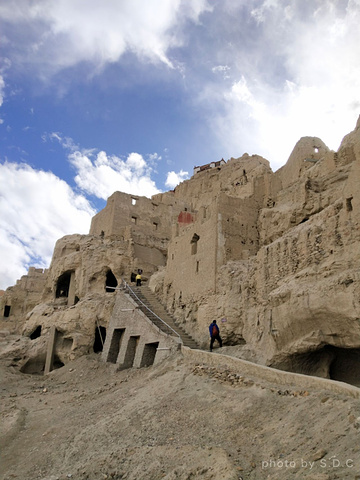"古格王国遗址位于阿里地区的一座土山上。该遗址是研究西藏历史和公元10世纪以来藏族建筑史的珍贵资料_古格王国遗址"的评论图片