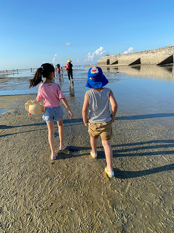 乐乐看到跷跷板非要爷爷陪着玩.