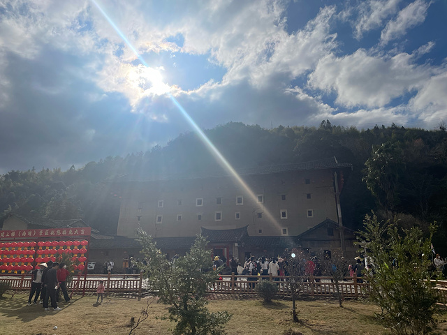 "坐客车到云水谣风景区，客车也到接待中心下车，在这里买去田坑土楼景区的门票和车票。看看能不能配上时间_福建土楼(南靖)景区"的评论图片