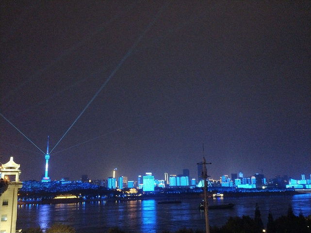 "之后我们又转战武汉长江大桥，觉得来都来了，不看看长江的夜景怎么行，本来还想赶上渡江的船的，可惜太晚了_武汉长江大桥"的评论图片