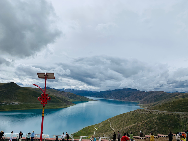 "此外，在拉萨有很多旅行社组织1日游前往羊湖。门票：免费·与玛旁雍措、纳木措并称西藏三大神湖。交通_羊卓雍措"的评论图片