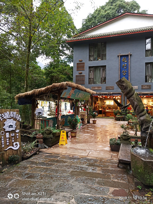 峨眉山五显岗停车场图片