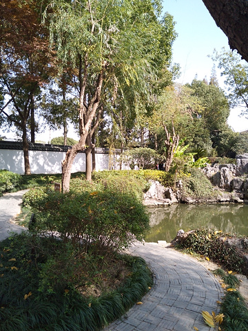 "课植园是上海朱家角古镇内最大的一个园林，是一个收费的景点，里面的面积很大，先是参观房屋，可以看..._课植园"的评论图片