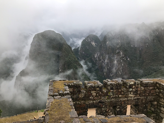 "随后盘山路蜿蜒而上，来到遗址。加上下雨天，雨大的时候，路面上的雨水流成了河。烟雾缭绕着周围的山峰_马丘比丘"的评论图片