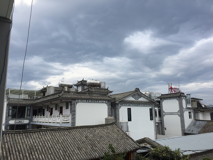 青瓦白墙房子图片,青瓦白墙别墅图片,中式二层别墅白墙青瓦_大山谷图库