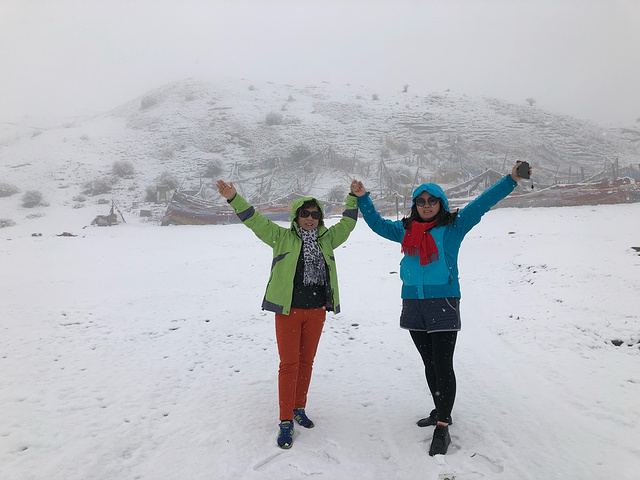 "五月天非常幸运遇到大雪纷飞，忘我欢乐，童心未泯。用完早餐，我们参观了郎木寺。路途中_郎木寺镇"的评论图片