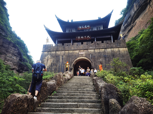 挑战的人上行可以坐两段观光车后最险要的地方走鸟