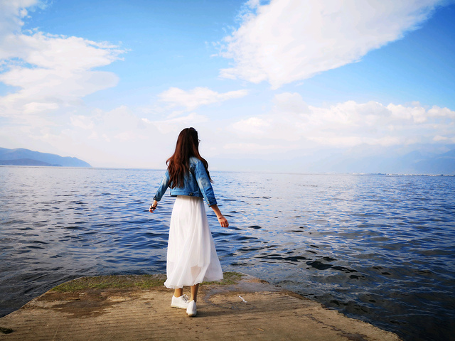 这是码头的风景照,真是太美了!我和我美丽的老妈～.