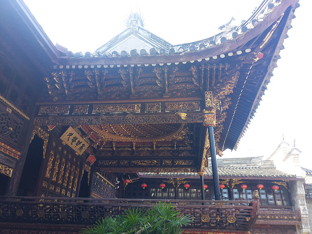 鸡笼顶(穹形藻井顶):戏台的屋顶为单檐歇山顶,由十六个斗拱承托"天然