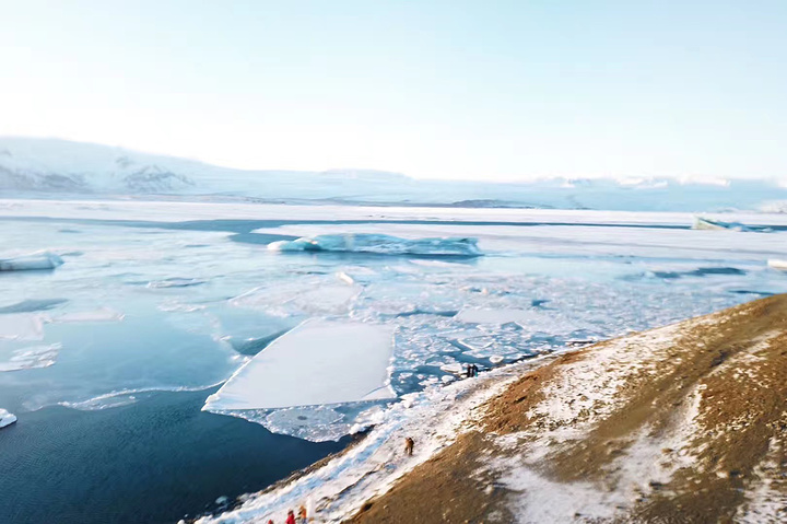 "当冰山翻转，展现出的深蓝色更令人赞叹不已。冰湖非常深邃，湖上漂浮着众多巨型冰山_Fjallsarlon冰河湖"的评论图片