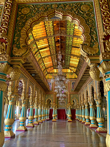 皇宫里印度的传统装饰和欧式水晶大吊灯,各种高饱和的大胆撞色形成了