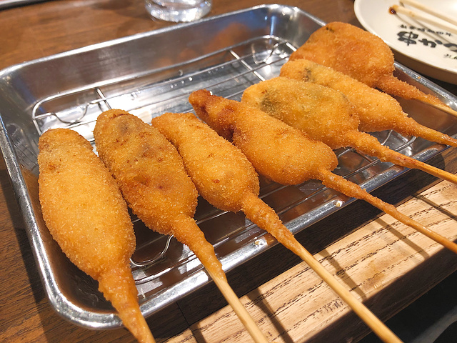 "推荐牛筋魔芋煮，软烂入味，一把青葱美味过瘾。点菜小妹儿推荐我们要了南瓜串，吃起来绵密微甜，的确不错_元祖串かつ だるま 道頓堀店"的评论图片