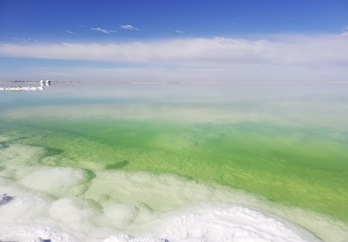 "察尔汗盐湖是亚洲第一大盐湖，与茶卡盐湖齐名，景区内的湖面会随着天气、时间、季节的变化呈现不同的..._察尔汗盐湖"的评论图片
