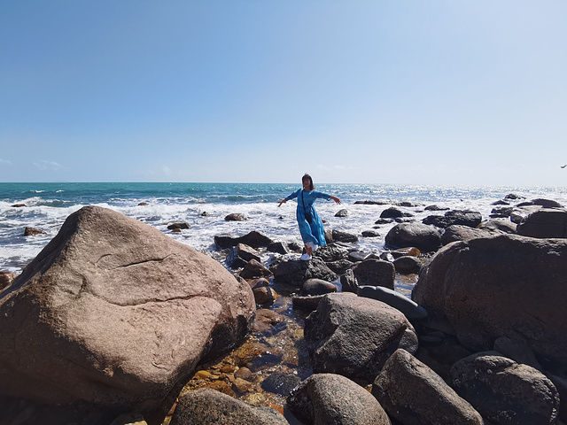 登上观海平台远眺,青山碧水,海天一色,人间胜景,无以伦比.