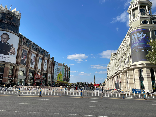 中央大街是黑龙江省哈尔滨市很繁盛的一条商业步行街位于哈尔滨道里区