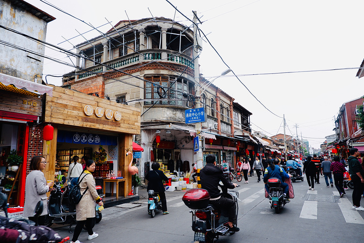 走一走白天的西街,更加的生活化白天的西街更加的生活,人更多,更热闹