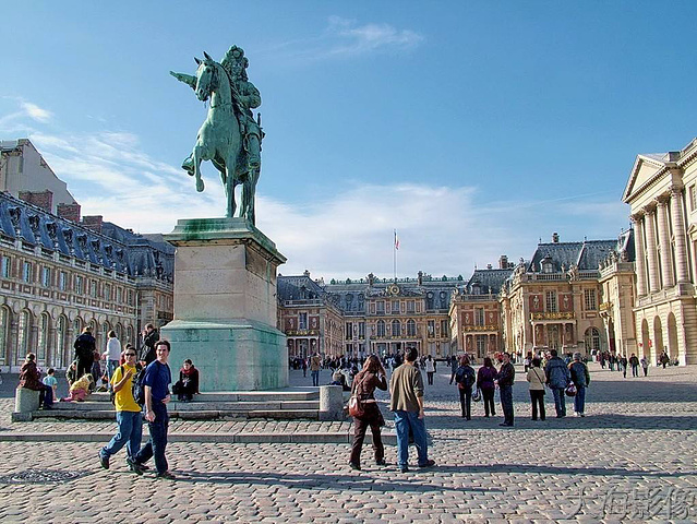 希诺利亚广场也就是意大利弗洛伦萨的市政广场他还是通向著名的乌菲兹