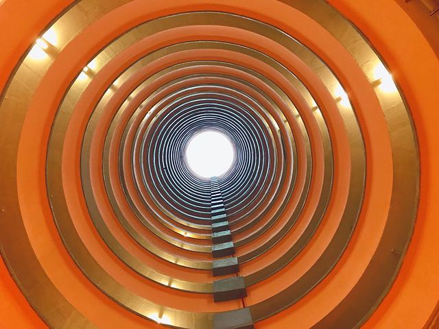 "励德邨，是香港的廉价公屋，是香港唯一一座圆环式建筑，每座27层，每层17户，单户面积不足30平方米_励德邨"的评论图片