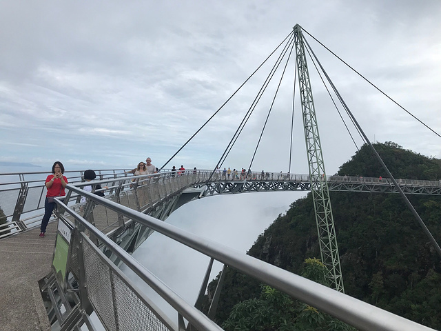 "许多想要挑战的游客会纷纷从世界各地慕名而来，成为当地必游览景点之一_兰卡威天空之桥"的评论图片