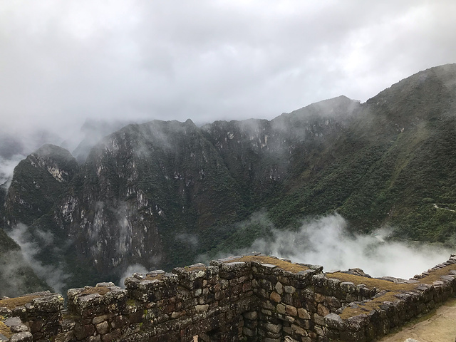 "随后盘山路蜿蜒而上，来到遗址。加上下雨天，雨大的时候，路面上的雨水流成了河。烟雾缭绕着周围的山峰_马丘比丘"的评论图片