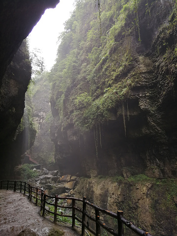 "鹿院坪，被称为“世外桃源”，位于恩施大峡谷开发区的板桥镇，四周的山峰奇异陡峭，悬崖如斧劈刀削，..._鹿院坪"的评论图片