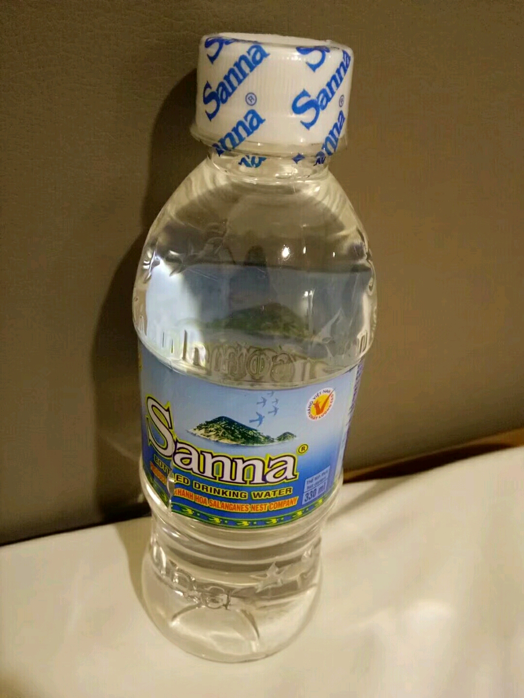 酒店每天提供两瓶图中的矿泉水,是免费的哦,可以喝.