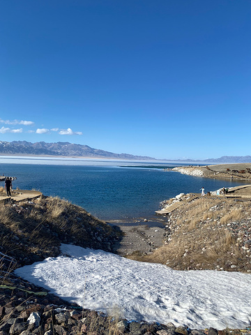 "8点出发赛里木湖，新疆是我国土地面积最大的板块，新疆太大了，景点又离得很远，所以几乎每天的行程..._赛里木湖"的评论图片