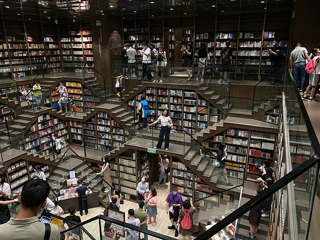 "这个，上上下下立体风格的书店，刚好匹配重庆魔幻8D的特质这个书店隐藏在一个不怎么红火的商场里面……_钟书阁(重庆店)"的评论图片