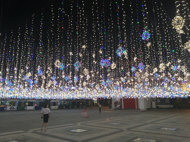 "...的建筑是仿古建筑，门口有观音菩萨像，有牌坊，广场上更是布满小彩灯，像置身漫天星光灿烂中，很美哦_金汇如意坊"的评论图片