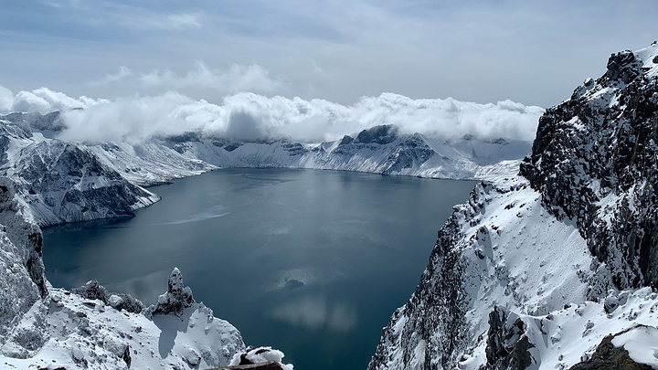 "由于下雪，游览A线-最高观景点仍未开放。白雪映天池，格外美丽！不知拐了多少个弯，终于到达天池_长白山天池"的评论图片