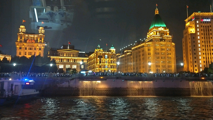 東方明珠,豫園以及外灘的夜景了,如果精力充沛還可以去南京路步行街