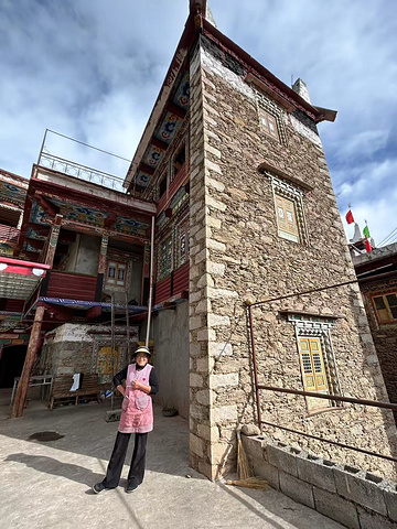 "甲居藏寨对面是悬崖绝壁，远方是起伏的雪山，嘉絾藏族式民居是用石块垒房，涂成白色，屋檐涂成朱砂色..._美人谷"的评论图片