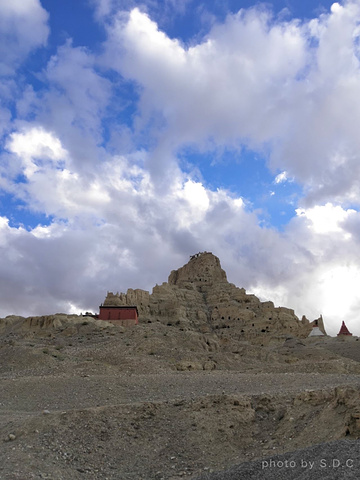 "古格王国遗址位于阿里地区的一座土山上。该遗址是研究西藏历史和公元10世纪以来藏族建筑史的珍贵资料_古格王国遗址"的评论图片