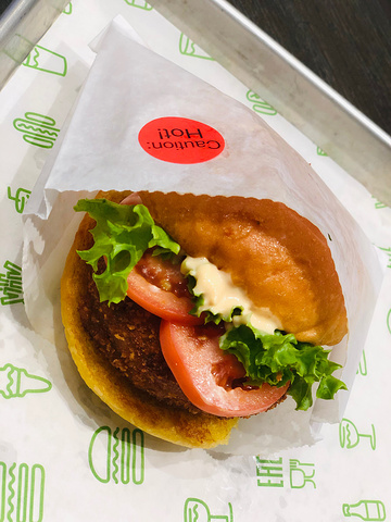 shroom burger 素食蘑菇汉堡～ 外皮焦脆,里面夹的是整块的蘑菇和芝士