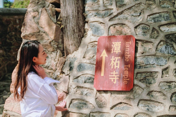 "看见来往的游客络绎不绝～不愧是北京最古老的名寺啊～所幸我这一次只为赏美景而来，在寺里慢慢逛慢慢..._北京"的评论图片