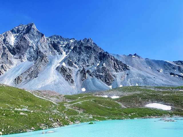 "新疆最美独库公路 ；在这里不仅看到了雪山和酷暑共存的美丽奇观，还有青山下的碧波悠悠荡漾_独库公路"的评论图片
