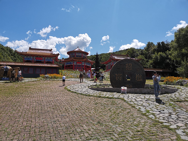 山脚下香炉财神殿广场招财进宝铜钱香炉财神殿玻璃栈道入口林间小桥