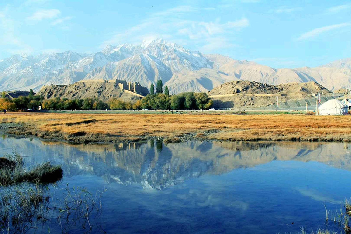 "在园内的木栈道上可看见石头城的景色，尤其在黄昏时分景色特别迷人。#写点评拿旅行基金#_新疆帕米尔高原阿拉尔国家湿地公园"的评论图片