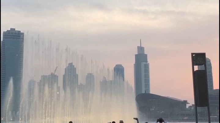 "来这些地方总是要得经过看看的把，就这么看看了，知道这些地方就可以了，也就到此一游了_迪拜喷泉"的评论图片