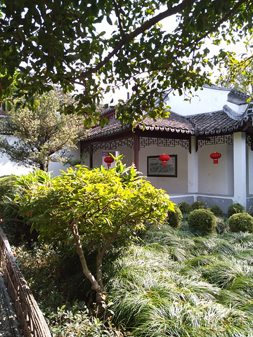 "课植园是上海朱家角古镇内最大的一个园林，是一个收费的景点，里面的面积很大，先是参观房屋，可以看..._课植园"的评论图片