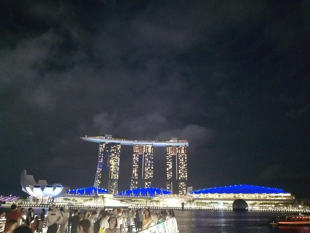 "新加坡鱼尾狮公园。夜色的鱼尾狮，辉映出河对岸灯光璀璨的金沙酒店。新加坡鱼尾狮公园。新加坡鱼尾狮公园_鱼尾狮公园"的评论图片