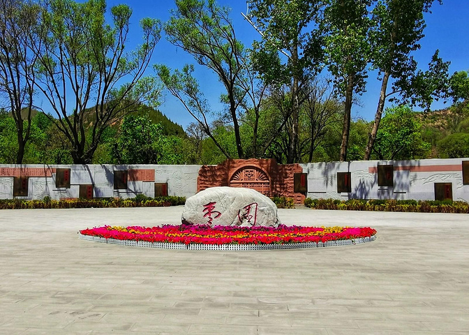 棗園樹木蔥鬱綠草如茵更象是個公園在這裡參觀不僅是緬懷先烈也是對