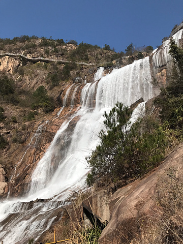 "我们是从山顶一路往下走的，陆陆续续走了四小时才到山脚下，想着那些从下往山爬的人，那得费多少力气呢_天台山大瀑布"的评论图片