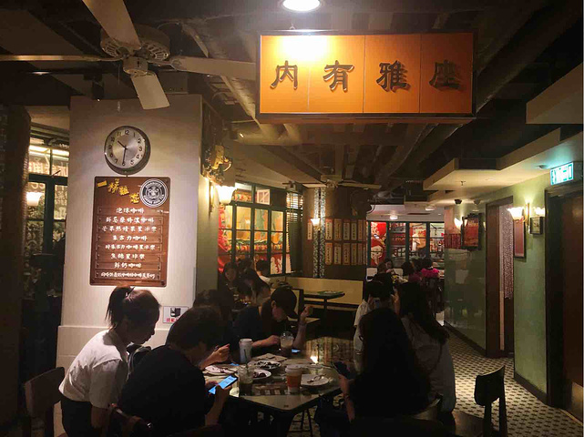 "环境就是老式香港茶餐厅的感觉，除了常见的饮品和面包、蛋糕，这里还有限定产品。这次特地来打卡_星巴克(都爹利街店)"的评论图片