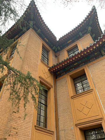 美龄宫是曾经宋美龄生活过的一座别墅采用中西结合的建筑风格和装修