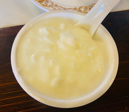 "这个牛肉饼非常香。这个酸奶和在西藏吃的酸奶不一样，一点都不酸。一锅肉很足_静静的嘛呢石藏餐"的评论图片