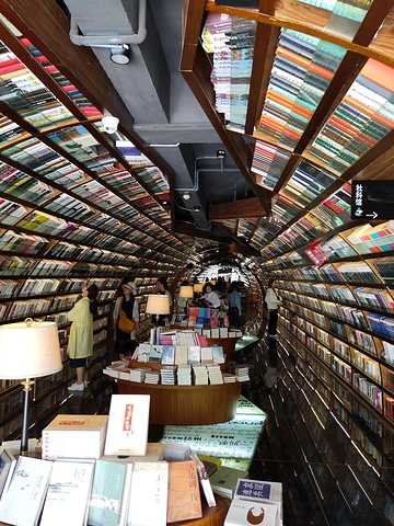 "作为网上推荐的书店，钟书阁是一定有它自己的魅力的。走进书店，就是走入了一个完全不同的氛围中_钟书阁(珍园店)"的评论图片
