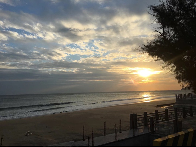 "我觉得南澳最美的还是细软的沙滩和的殷红的落日，如果你想好好看一次落日，南澳绝对是广东省内最好的选择之_南澳岛"的评论图片
